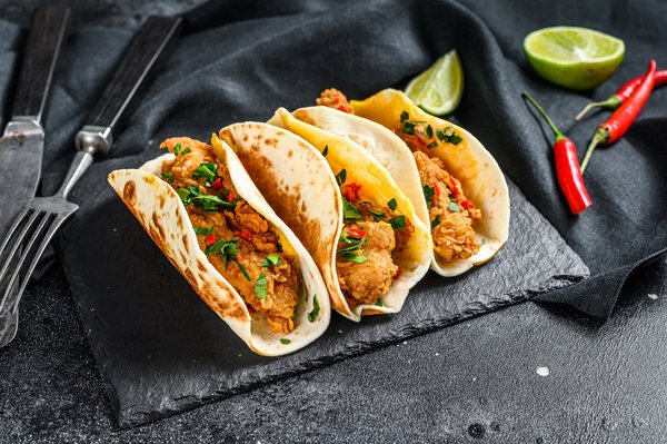 Comment préparer des tacos à l'américaine avec des garnitures variées ?