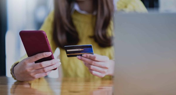 Quelles banques proposent des comptes sans condition de revenus ?